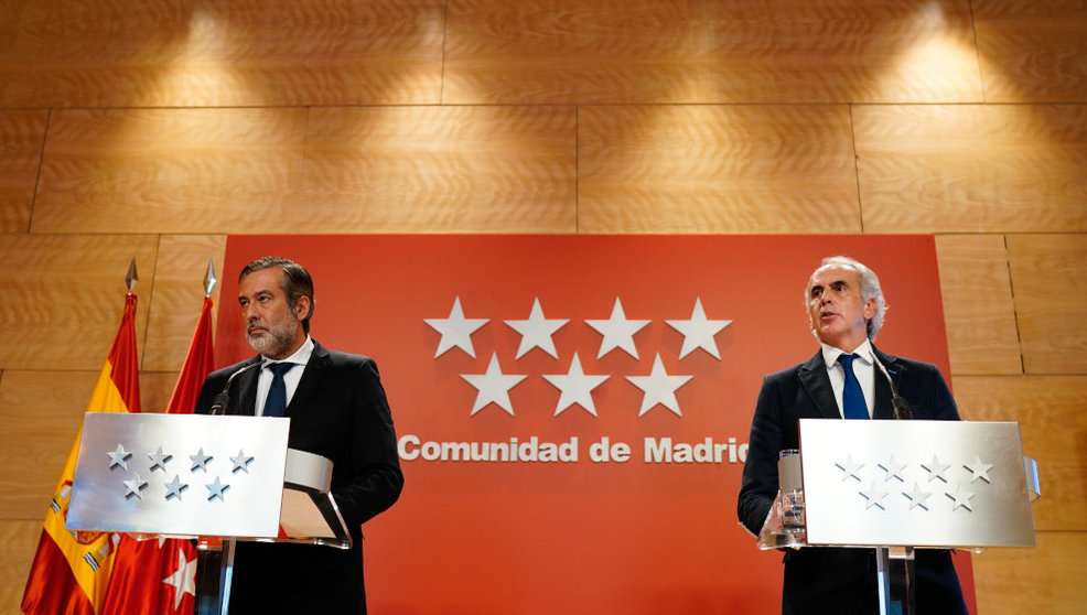 Los consejeros Enrique López y Enrique Ruiz Escudero durante la comparecencia / Comunidad de Madrid