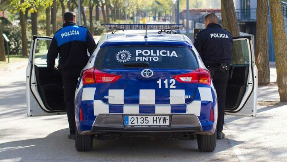 Policías Locales de Pinto subiéndose al coche patrulla