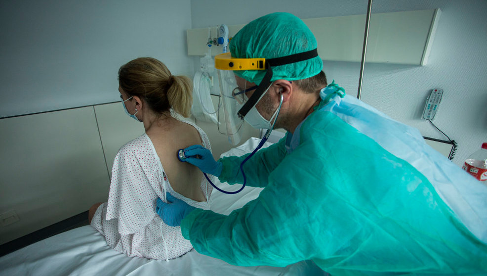 Médico tratando a un paciente en tiempos de pandemia
