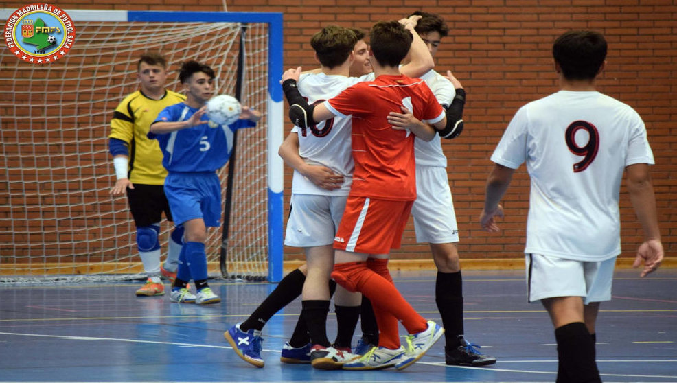 Jugadores de Fútbol Sala abrazándose durante un encuentro / Federación de Fútbol Sala de Madrid