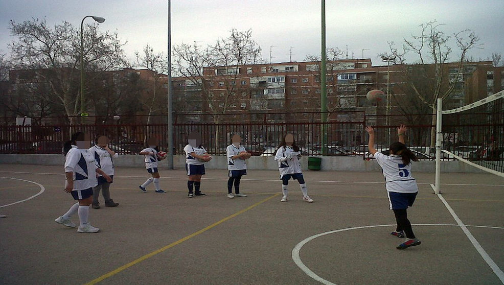 Chicas jugando al voleibol durante los Campeonatos Escolares