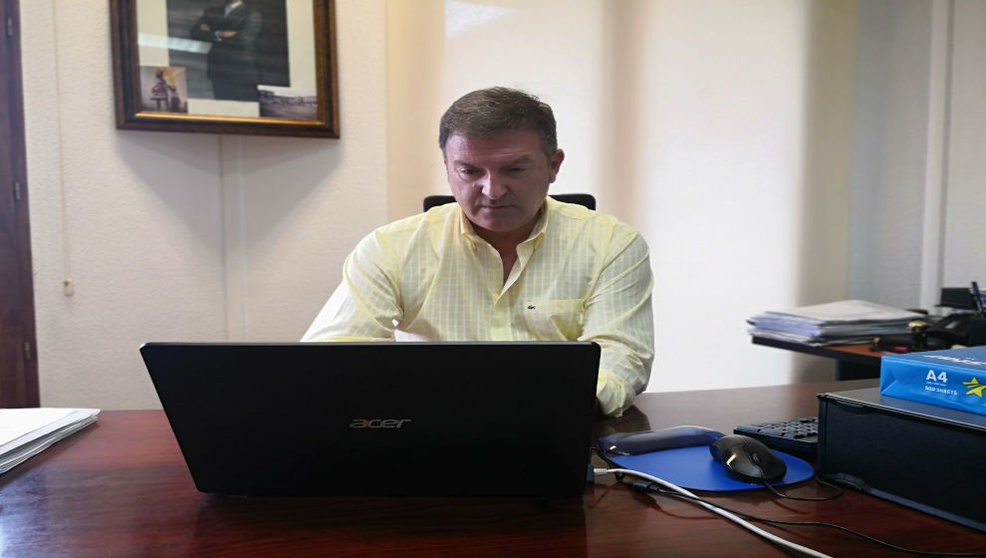 José Antonio Sánchez trabajando en su ordenador
