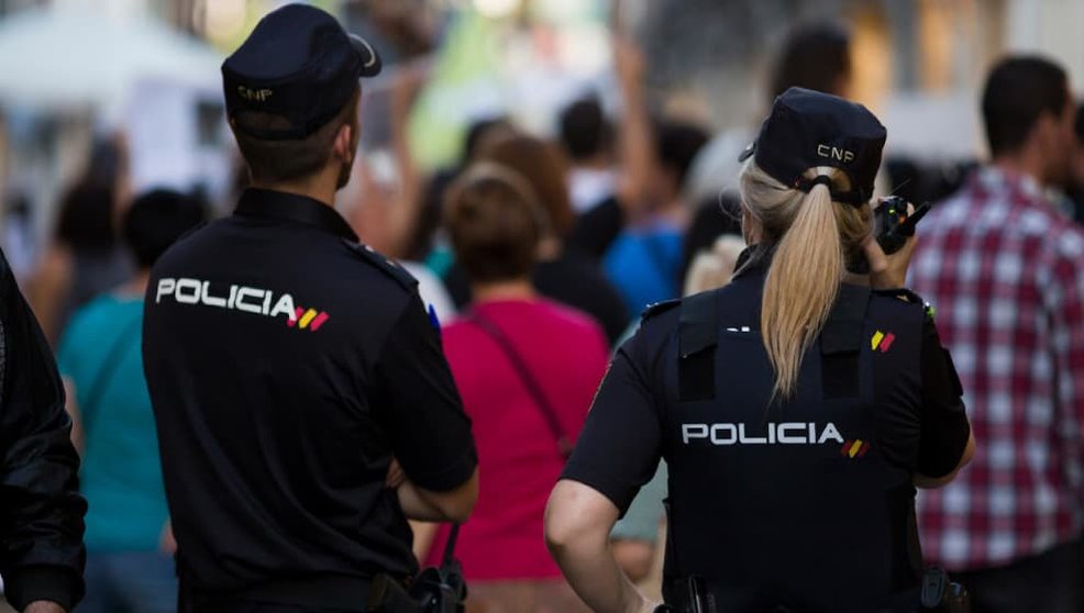 Agentes de la Policía Nacional de espaldas / Comunidad de Madrid