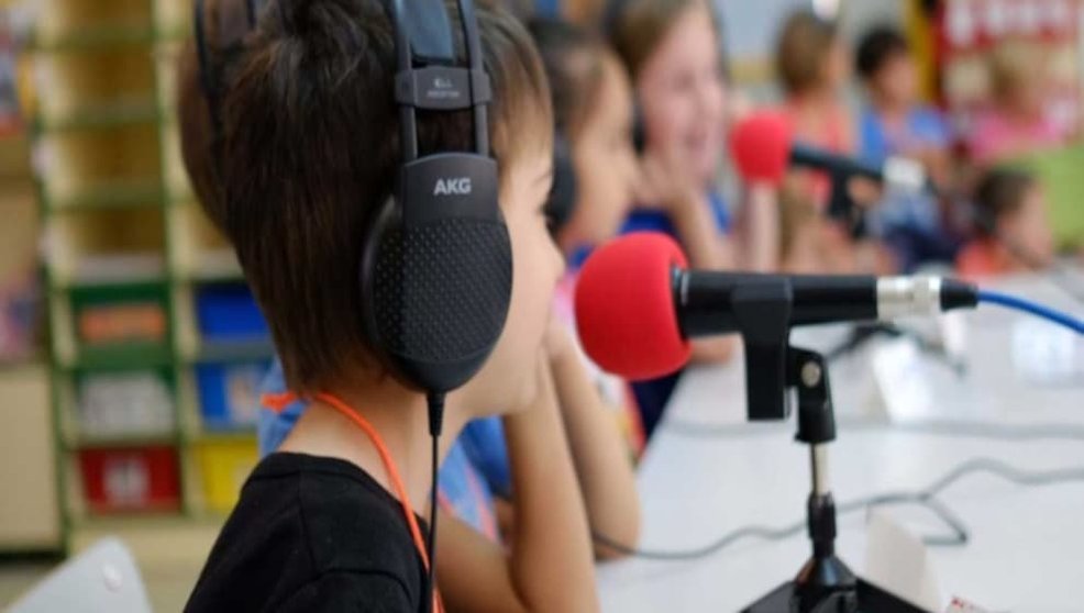 Niños participando en un programa de radio