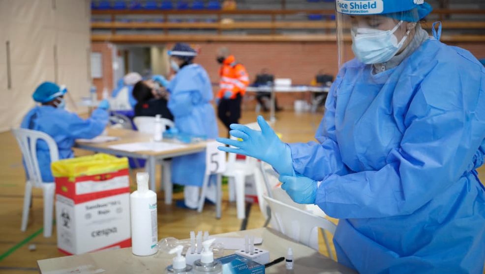 Sanitaria preparándose para realizar los test de antígenos / Comunidad de Madrid