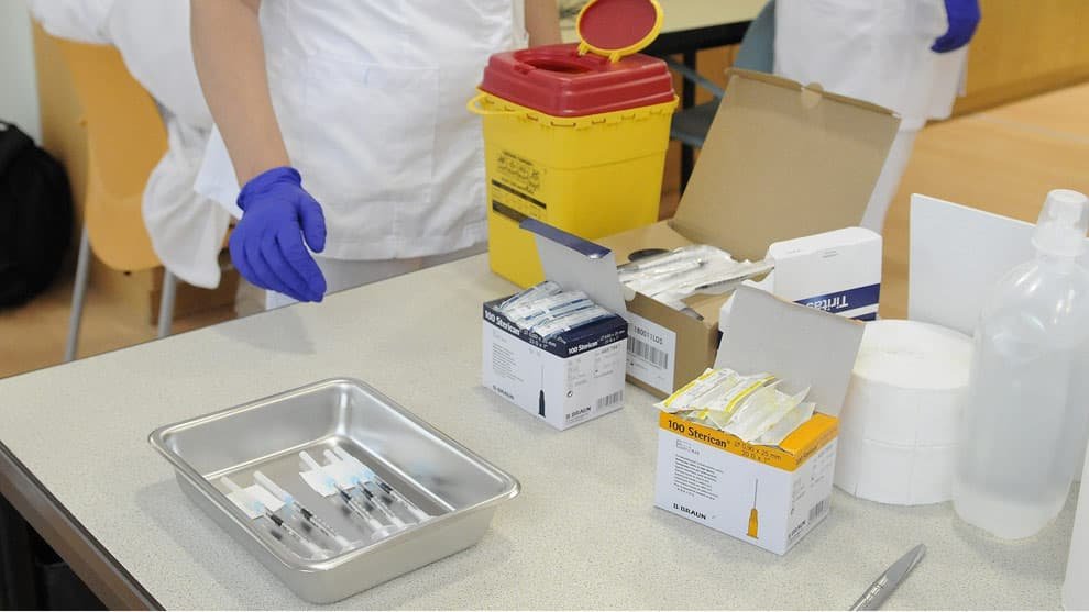 Mesa con vacunas de Covid-19 preparadas para administrarse