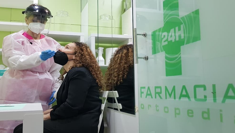 Farmacéutica realizando una prueba de antígenos en una farmacia / Comunidad de Madrid