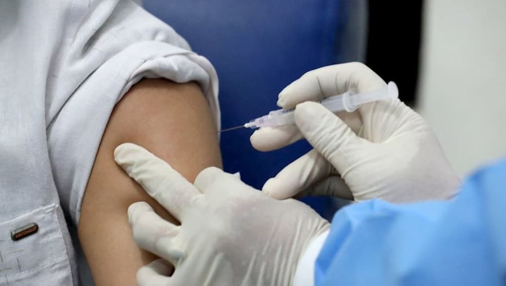Una persona siendo vacunada contra el coronavirus