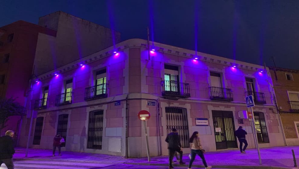 Edificio de Fuenlabrada con luces moradas por el 8M / Ayuntamiento de Fuenlabrada