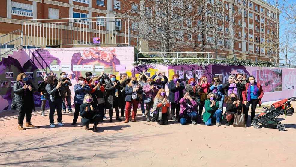 Mujeres posando tras reconstruir el mural / Foto: Ayuntamiento de Getafe