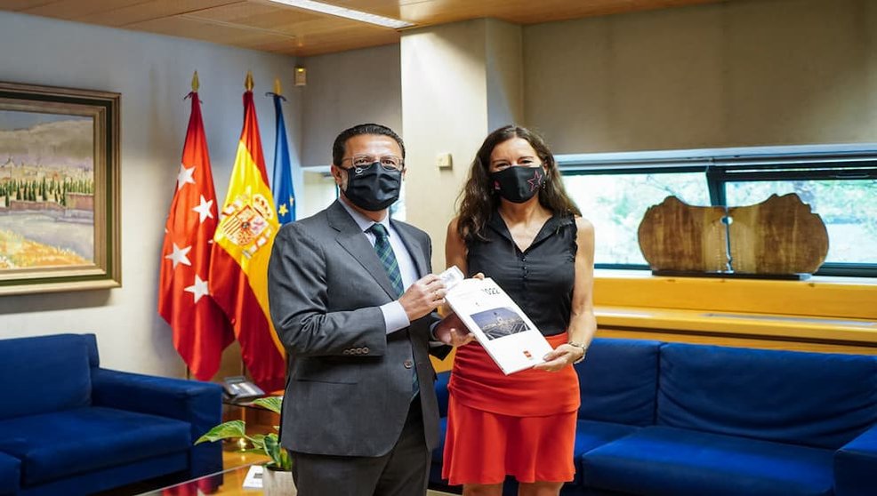 Javier Fernández-Lasquetty posando con los Presupuestos junto a Eugenia
Carballedo / Comunidad de Madrid
