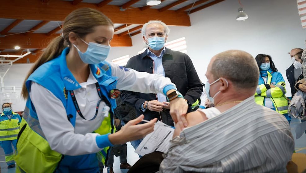 Vacunación durante la visita de Enrique Ruiz Escudero / Comunidad de Madrid