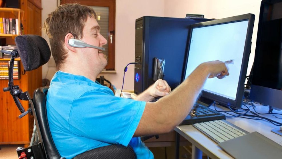 Persona con discapacidad usando un ordenador / Comunidad de Madrid