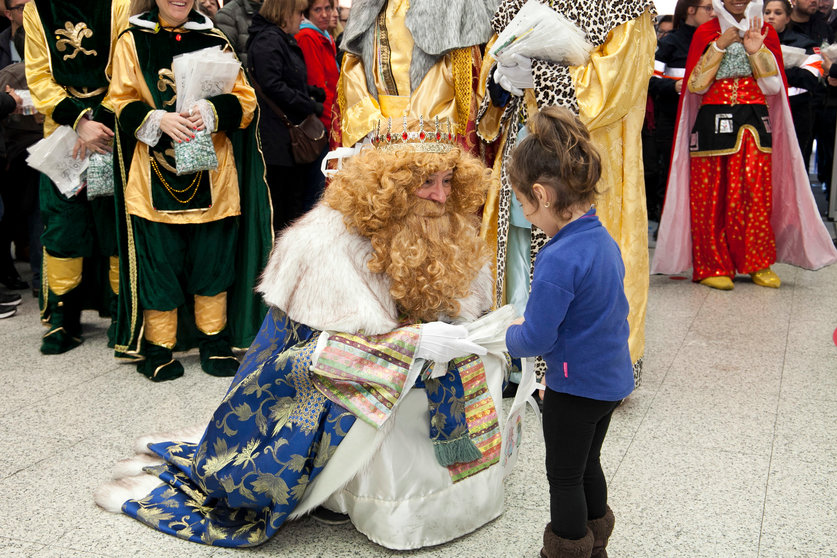 El Rey Gaspar hablando con una niña / Ayuntamiento de Leganés