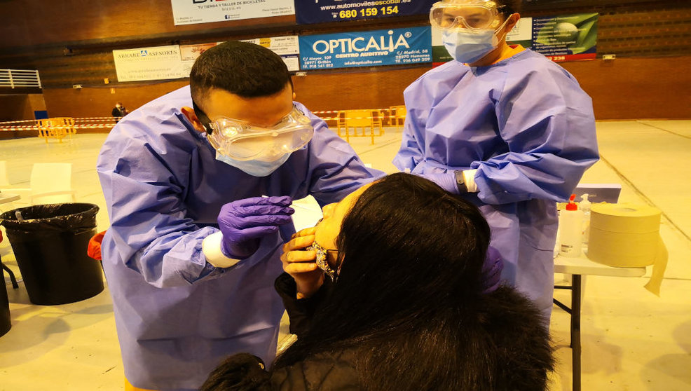 Sanitario realizando un test de antígenos / Ayuntamiento de Humanes