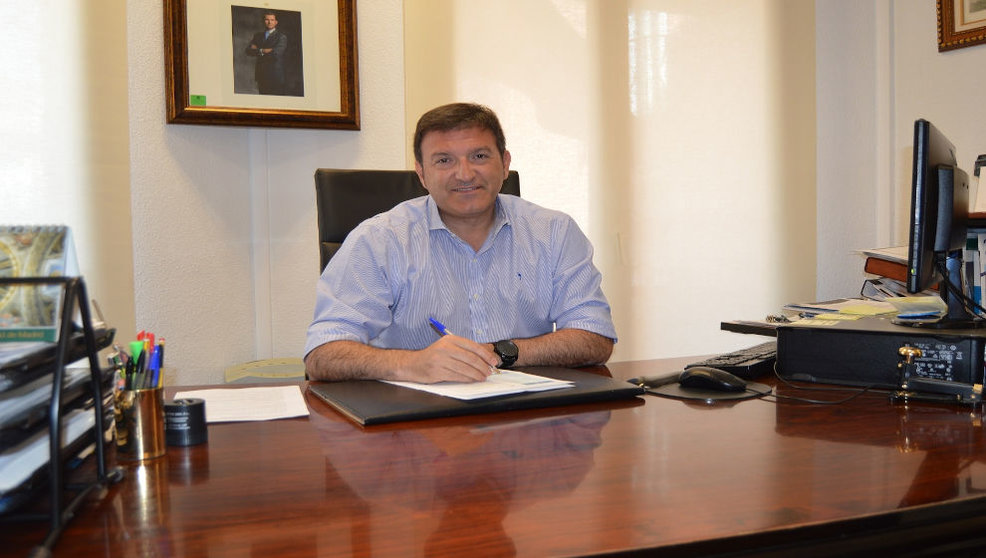 El alcalde de Humanes, José Antonio Sánchez, en su despacho