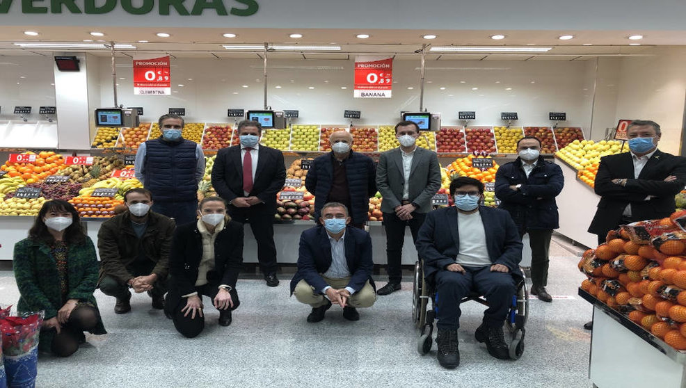 El Alcalde y los concejales en la inauguración del supermercado | Foto: Ayuntamiento de Parla