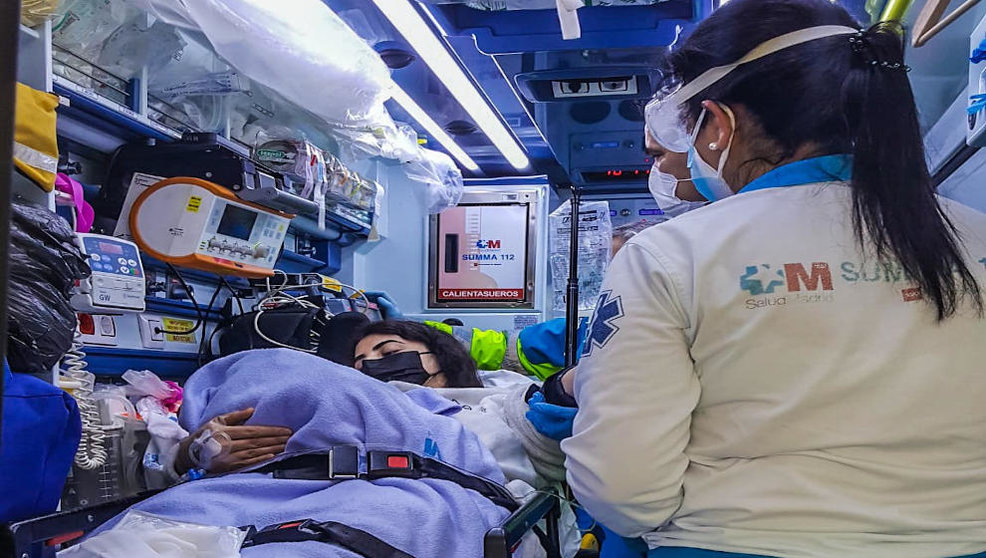 Mujer en la ambulancia tras dar a luz / Foto: Emergencias 112