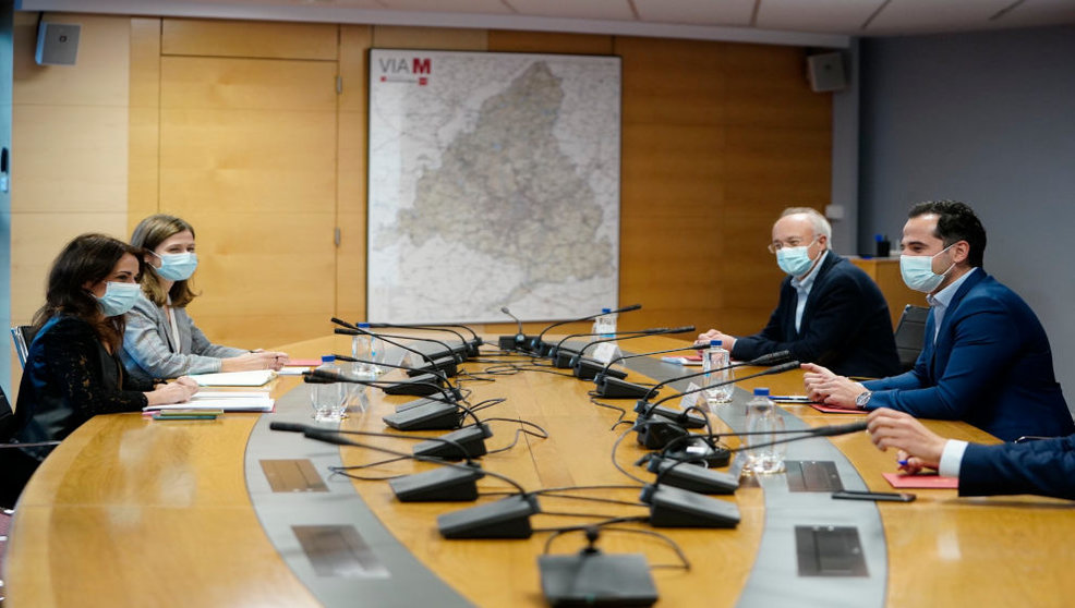 Mesa de reunión entre el Gobierno Central y el de la Comunidad de Madrid