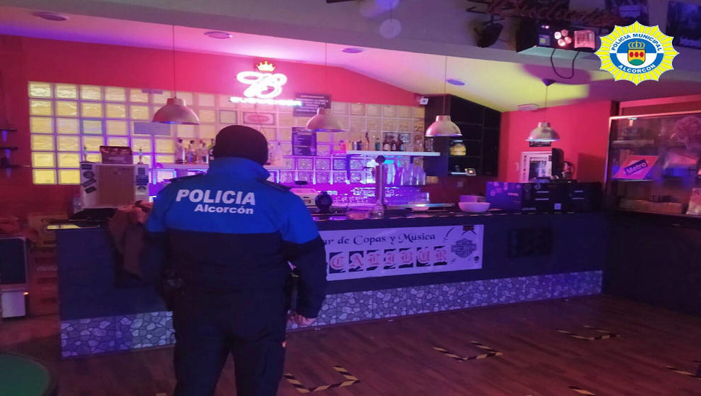 Agente en el lugar de la fiesta / Foto: Policía Local de Alcorcón