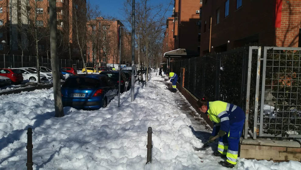 Operarios eliminando las placas de hielo y nieve del municipio / Ayto. Fuenlabrada