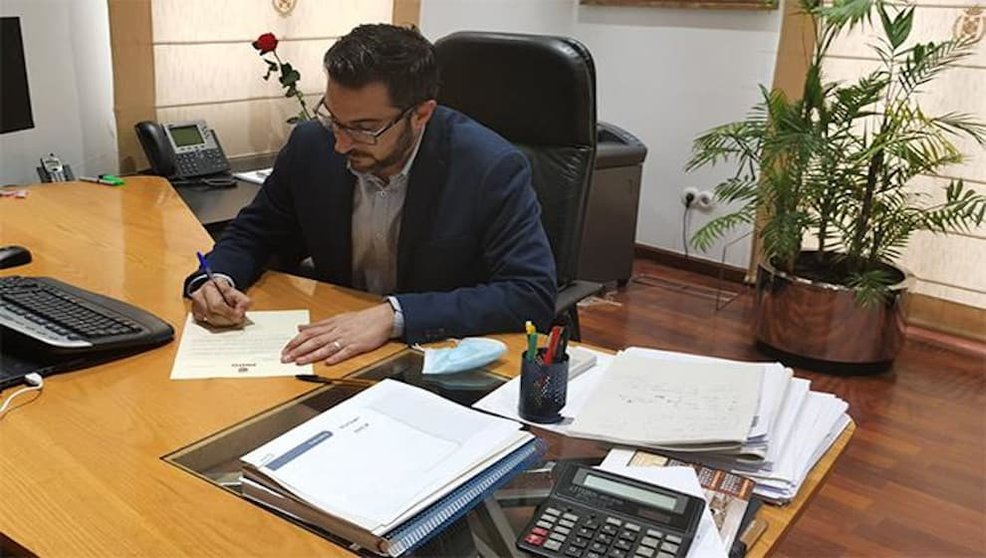 Diego Ortiz escribiendo la carta al Consejero de Sanidad / Ayuntamiento de Pinto