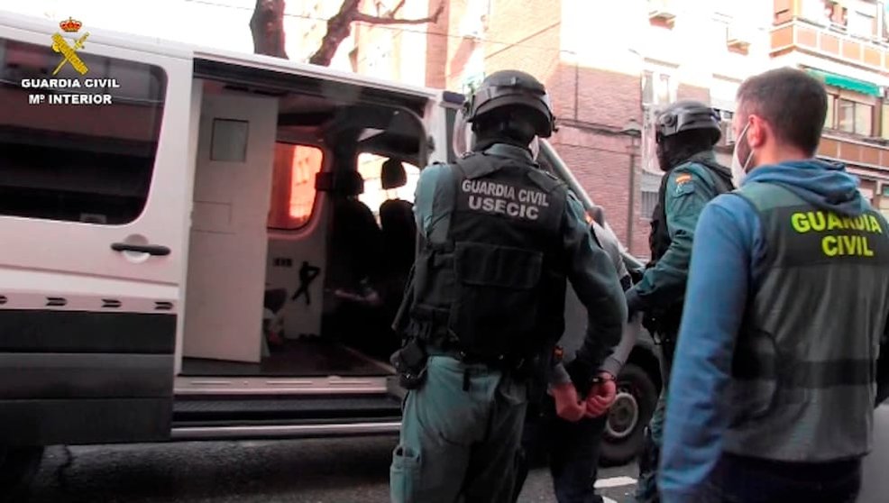 Agentes de la Guardia Civil procediendo a la detención / Foto: Guardia Civil