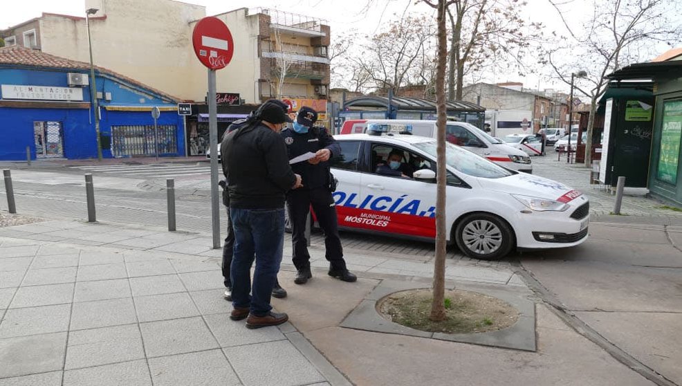Policía de Móstoles hablando con los ciudadanos / Policía Local de Móstoles