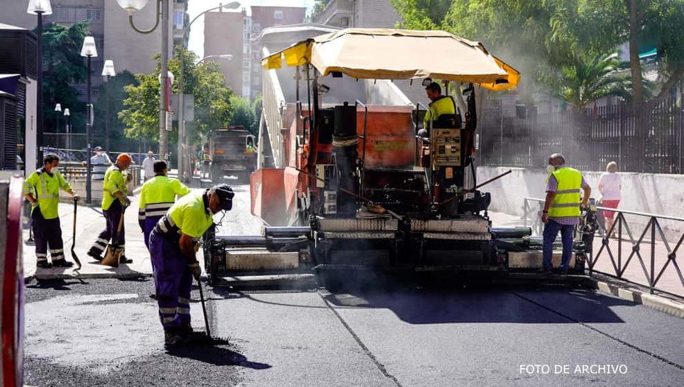 Operarios de mantenimiento asfaltando una calle en Móstoles / Ayuntamiento de Móstoles