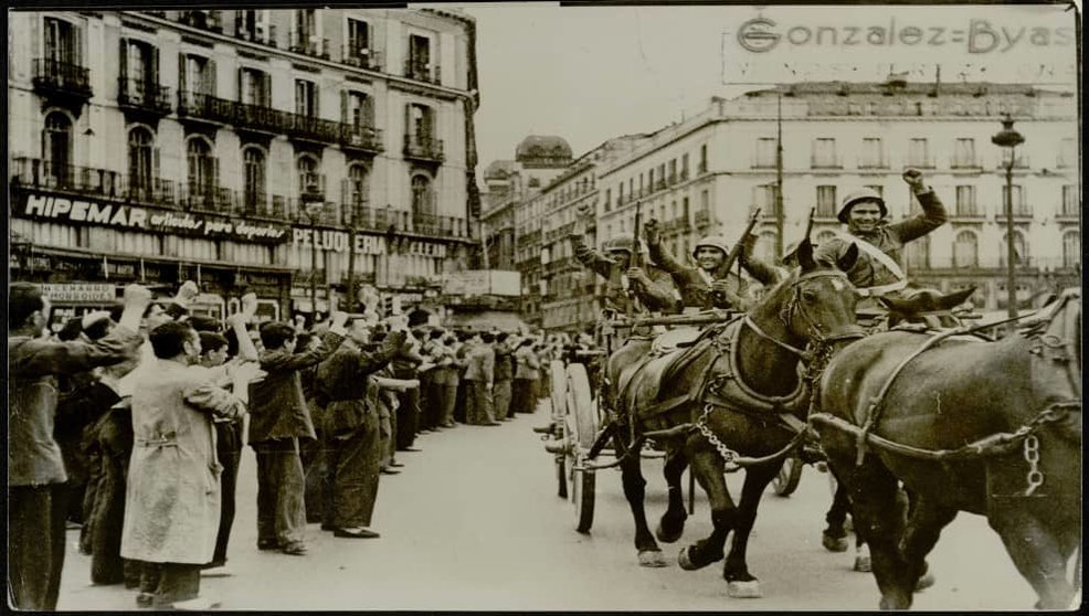 Fotografía de la Guerra Civil tomada en la Puerta del Sol de Madrid