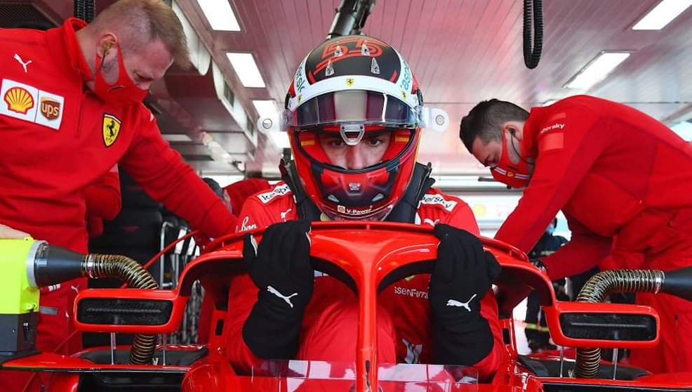 Carlos Sainz subiéndose al Ferrari / Foto: Fórmula 1