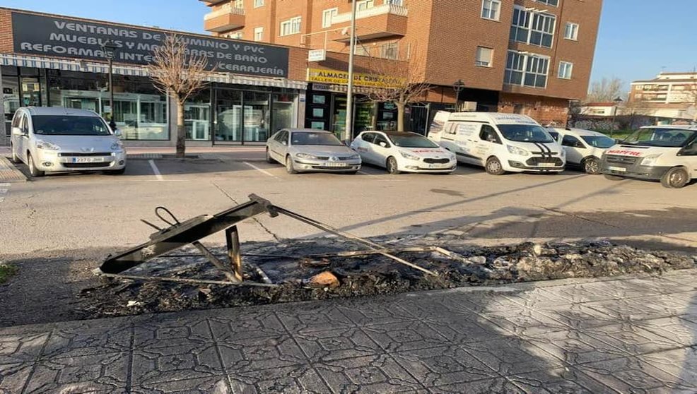 Estado de un cubo de basura tras el incendio / Ayuntamiento de Humanes