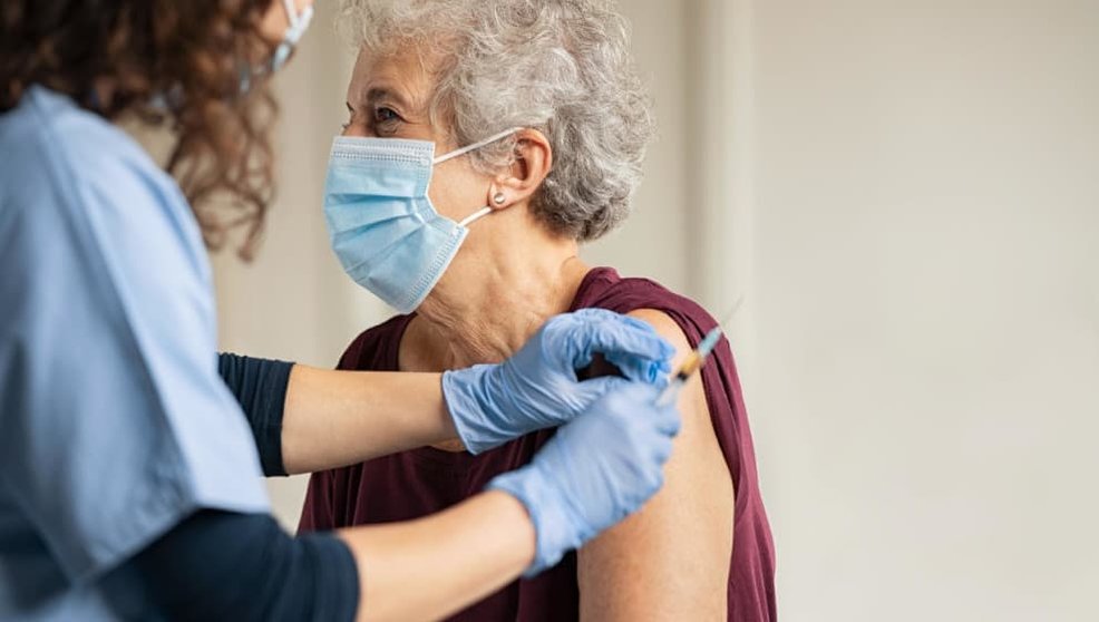 Mujer siendo vacunada contra el coronavirus / Comunidad de Madrid