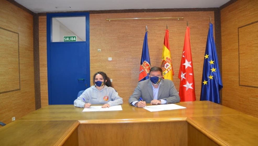 José Antonio Sánchez firmando el convenio con el Femenino Humanes / Ayuntamiento de Humanes