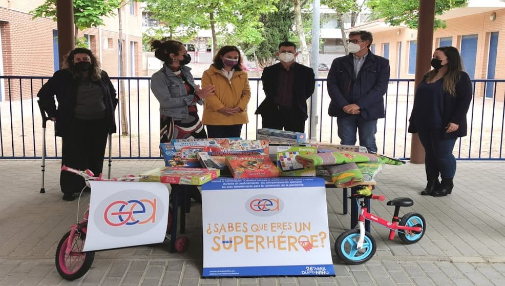 Entrega solidaria de juguetes / Getafe