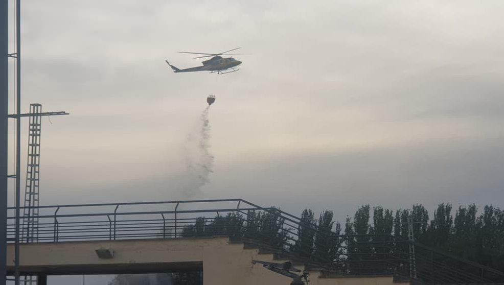 Helicóptero luchando contra el fuego en Humanes
