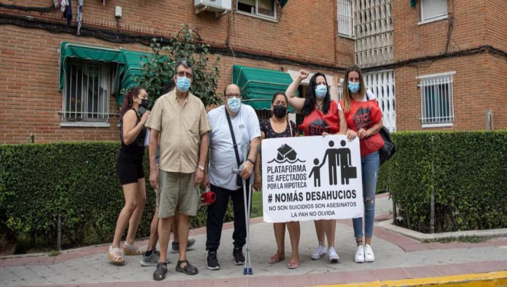 Miembros de la PAH protestan durante el desalojo, finalmente paralizado / Rodrigo Jiménez (EFE)