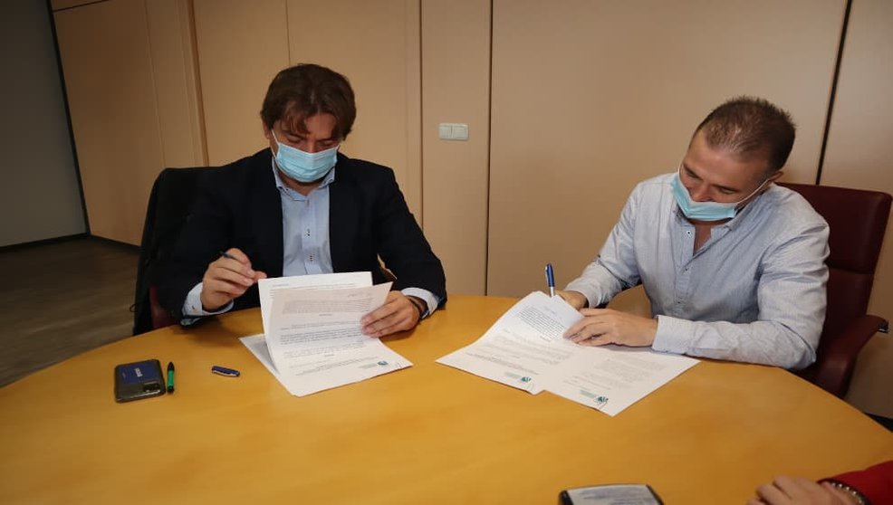 Javier Ayala firmando el convenio con la Asociación de Exalcohólicos / Ayuntamiento de Fuenlabrada